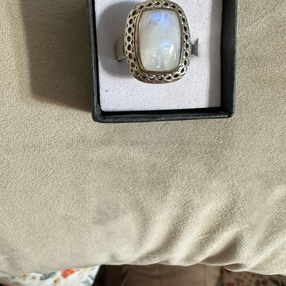 Elegant Silver Moonstone Ring - Picture 3 of 4